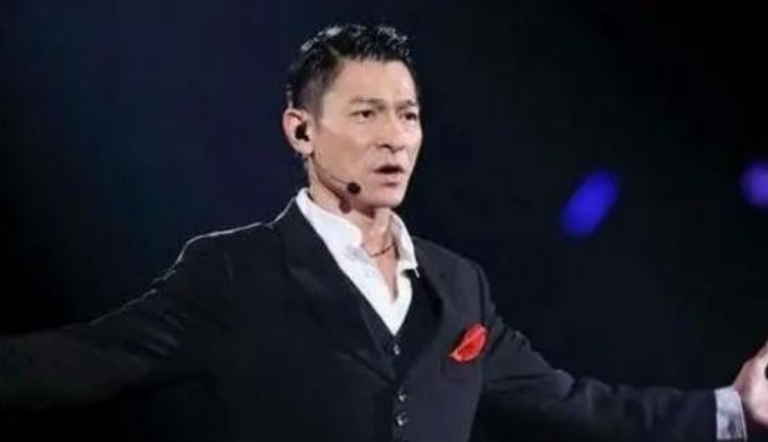 2003年，刘德华去沈阳开演唱会。单田芳花了1200元，买了张演唱会门票去看。没