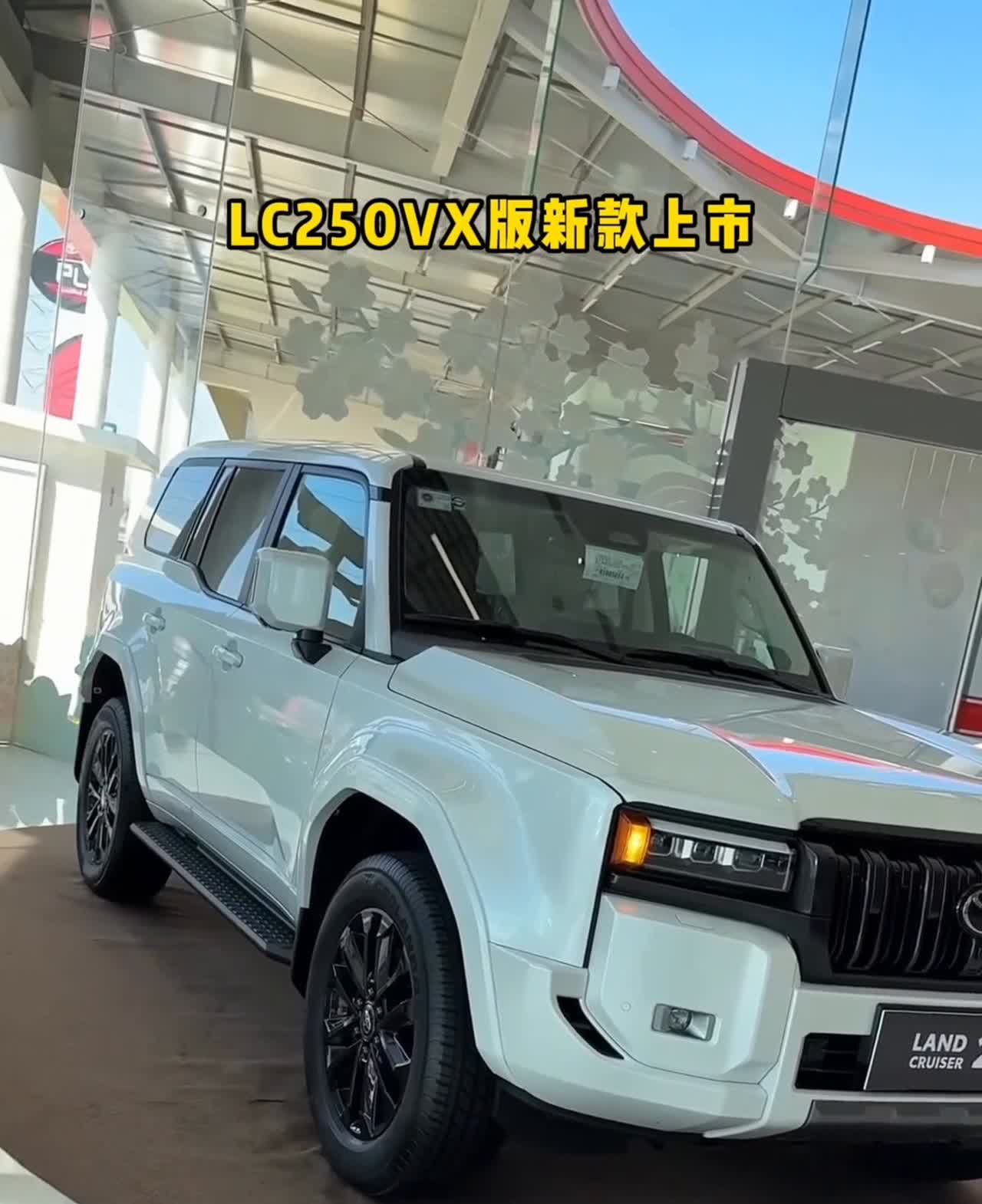 2025款丰田普拉多旗舰VX版现车即将到店。
全新一代的2025款普拉多即将到