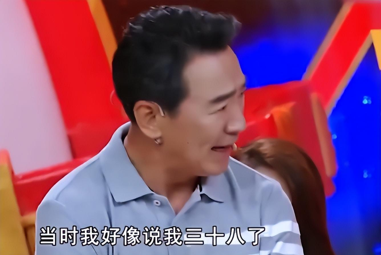 2003年，49岁的寇振海向演员李婷表白，李婷拒绝的说：寇老师，你比我大25岁，