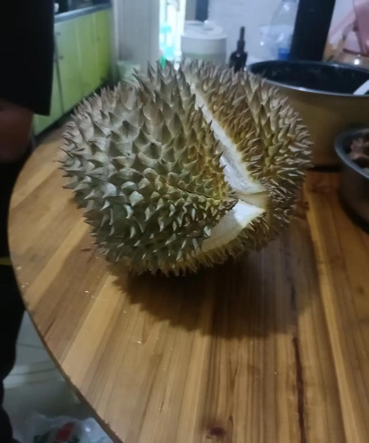 今年第一次吃榴莲
6斤4两重的榴莲
花费了200多
看看剥出了这么多
你们喜欢吃