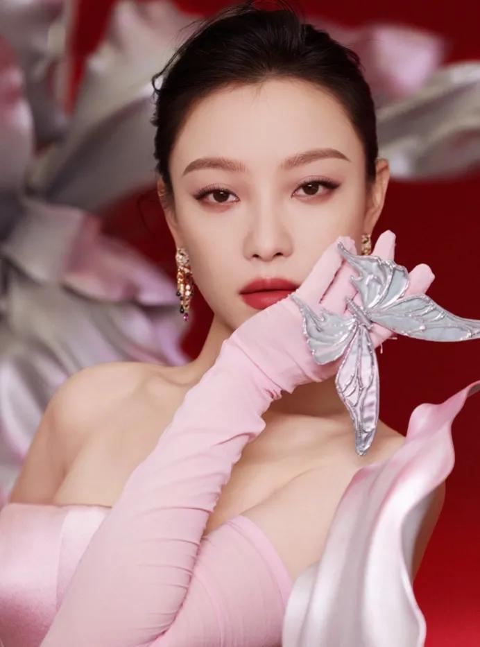 看，我们倪妮又白回来了!
之前看她为演渔民不惜把自己晒黑，
让很多网友担心，
“