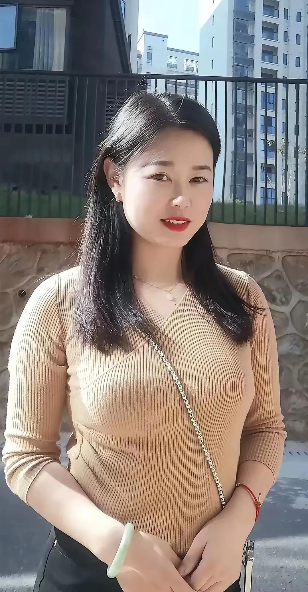 这是我一个亲戚，长得还算漂亮吧，我就问大家喜欢不？头段时间离婚了！
为什么离婚呢