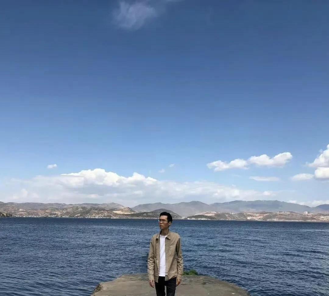 方大同的最后一程终于尘埃落定。
这位用音乐治愈无数人的创作才子，最终选择在苍山洱