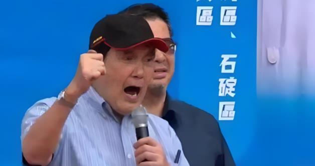 马英九在19日的集会上挥舞着拳头愤怒的表示很不理解：为什么我在任时两岸关系这么好