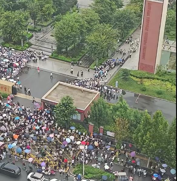 开学首日“堵”上热搜！学区房家长：从晒娃到吐槽，就隔一条马路。
9月1日清晨，一