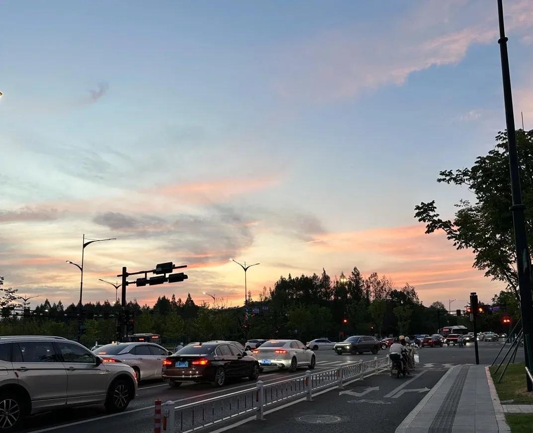 多少夫妻已经过成这样：1.?一回到家就窝在沙发上玩手机，他专注打游戏，她专心刷视