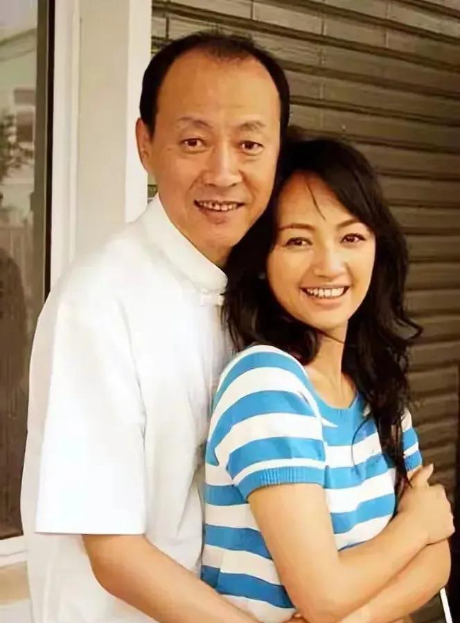 侯天来抱着罗海琼，这是剧照吗？他俩合作主演过《我的丑娘》，罗海琼饰演年轻漂亮的的