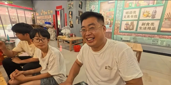 有没有注意到，大鹏烧烤店开业也好几个月了。经常有兄弟们去照顾他的生意，也经常去拍