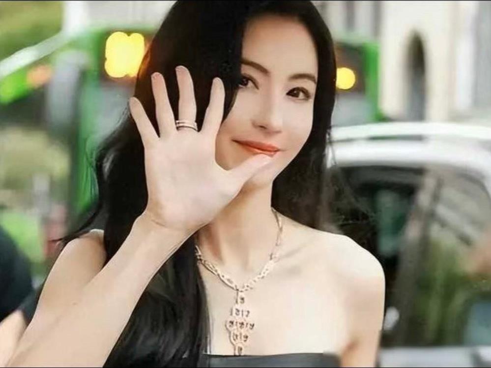 张柏芝终于说了心里话
她说，她对爱情不会死缠烂打，表明自己从来没有放不下谢霆锋。