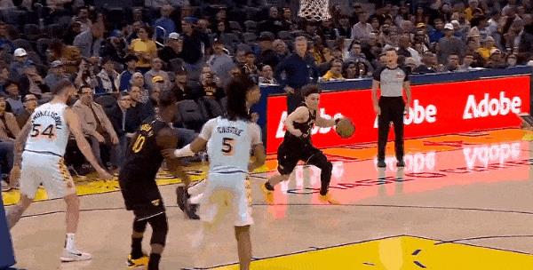 有一说一！波杰姆这球走步了吧？
在今天NBA常规赛勇士对阵马刺的第三节比赛中，波