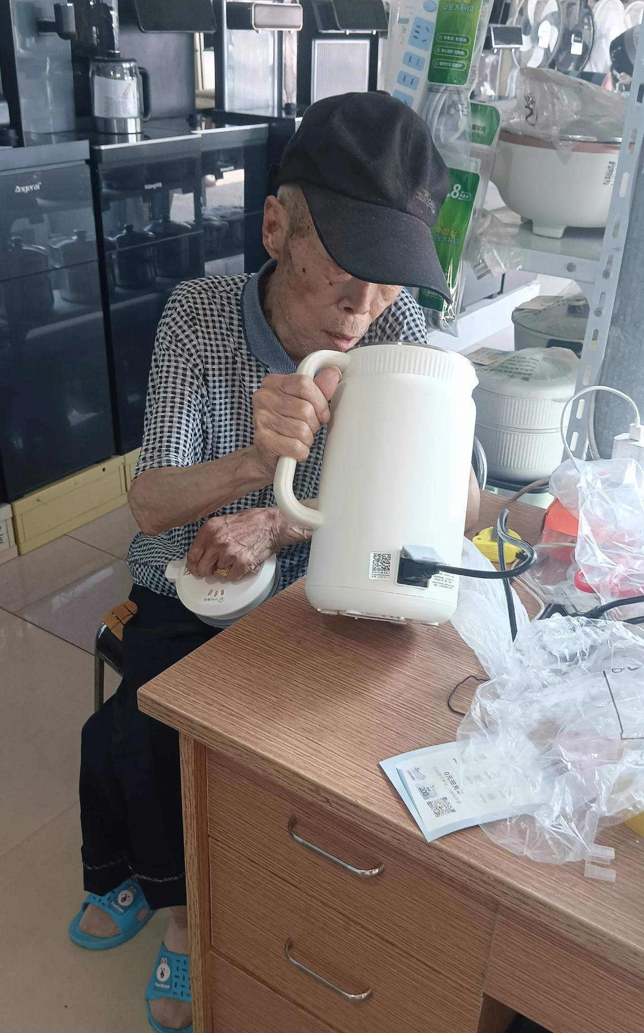 唉，人老了真难啊！
刚才来了一个老年顾客，皮包骨头，瘦骨嶙峋的，喉咙里不停的咳嗽