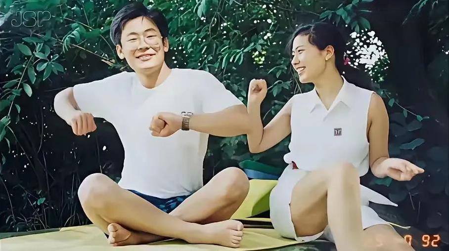 这是李在明和金惠景甜蜜时代的合影照，真是令人羡慕啊！
李在明和他夫人的爱情故事就
