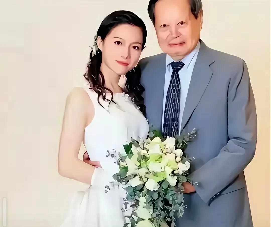 2004年，82岁的杨振宁与28岁的翁帆喜结连理，这一消息刹那间轰动全国，巨大的