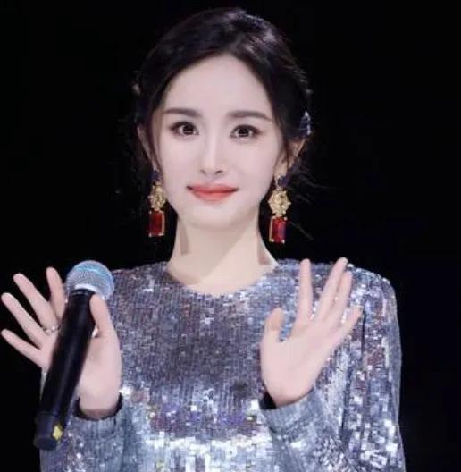 以往看杨幂出席活动，总觉得她就是个流量小花，虽漂亮吸睛，但演技上没太多突破。可这