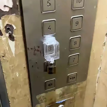 三楼没交电梯费，这下有的受了