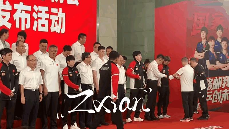 莎莎“社交悍匪”形象再上身，
等待拍照这一个时间段，
她跟身边的秦指唠上了，
秦