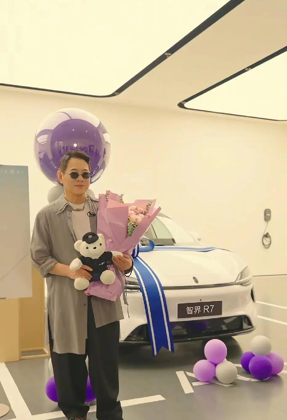 李连杰给大女儿送结婚礼物，我不奇怪。
李连杰给大女儿送的结婚礼物是车，我也不奇怪