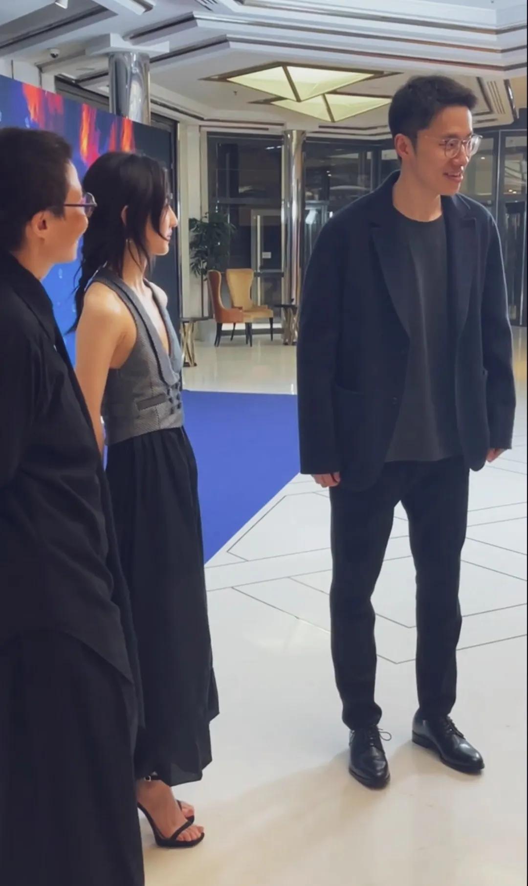 我可爱的妹妹呀！都快成纸片人了一定要穿这件衣服吗？与当年的周冬雨有点一拼！#张子