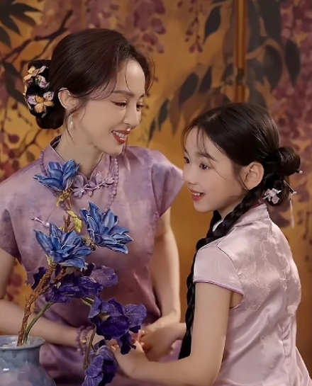 董璇生了一个福娃，旺妈妈，旺爸爸，旺继父。小酒窝天生的小明星呀，为了可期的小家伙