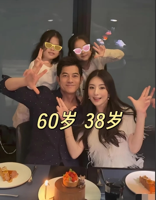 现在郭富城怕是要被笑死了，

不是因为他官宣三胎，

也不是因为他59岁看起来像