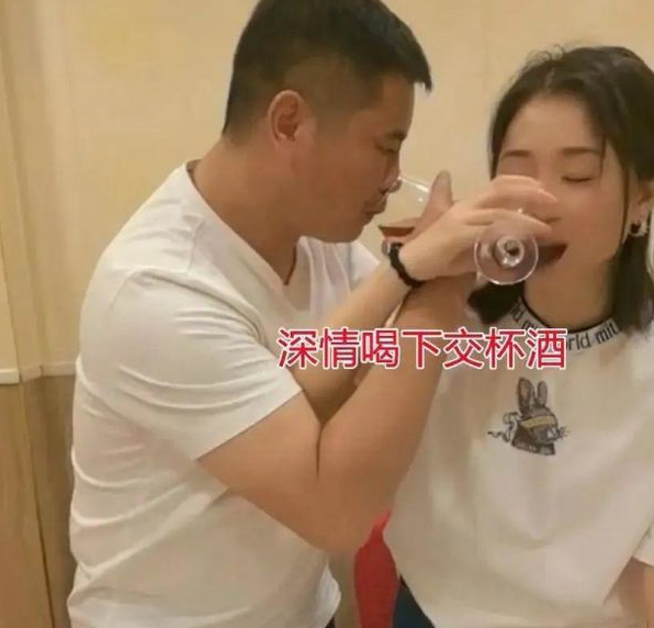 深情喝下交杯酒同学聚会？？