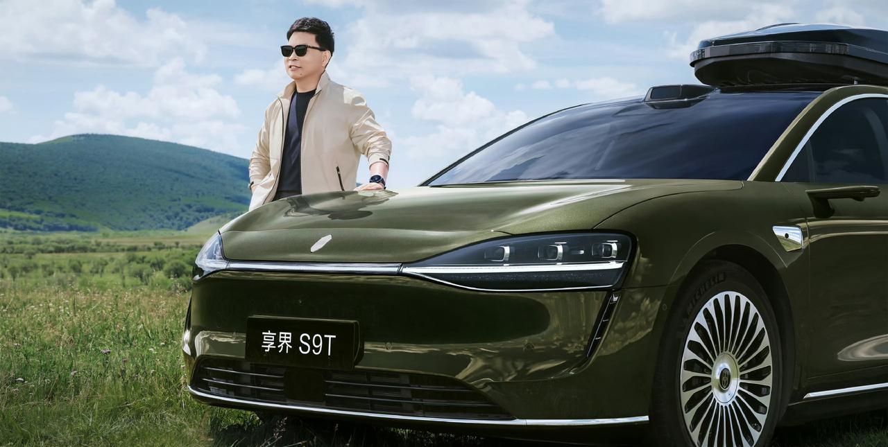 享界S9T颜色定名：仙踪绿。名字跟旅行车调性很合拍，请大声喊出图中这位“模特”的