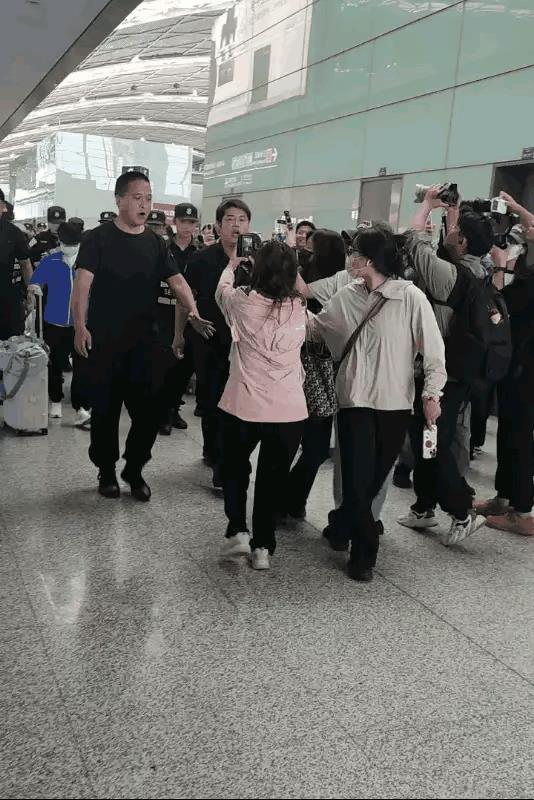 张继科怕是连肠子都悔青了，当年他倡议乒乓球跨界文艺圈，到今天没法收拾了，孙颖莎在