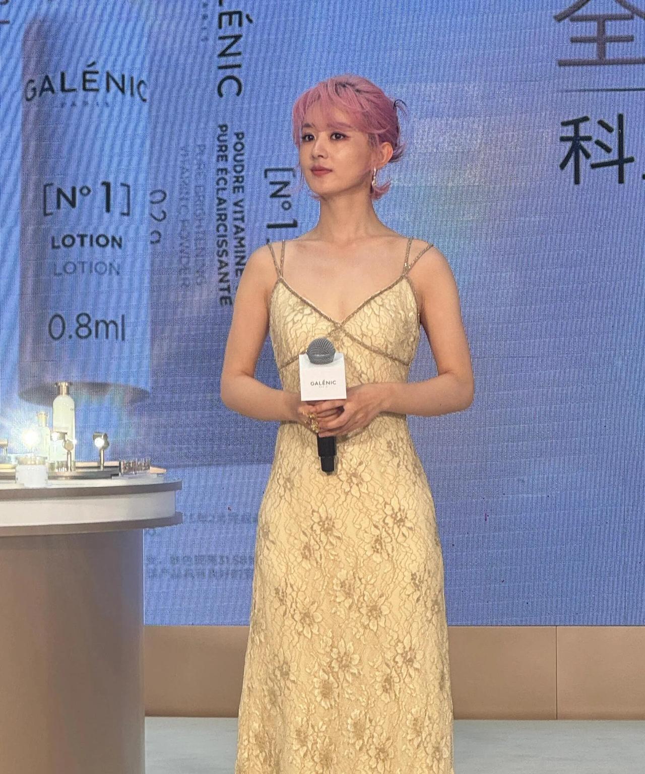 赵丽颖恋情曝光后首露面美到失语！
2025年5月22日，她顶着全新浅粉短发杀疯了