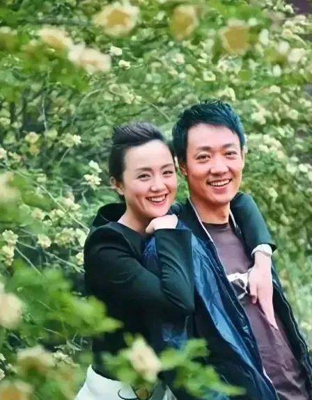 主持人问朱媛媛:“生活中的辛柏青是不是一个挺招女孩喜欢的人？”朱媛媛点点头:“是