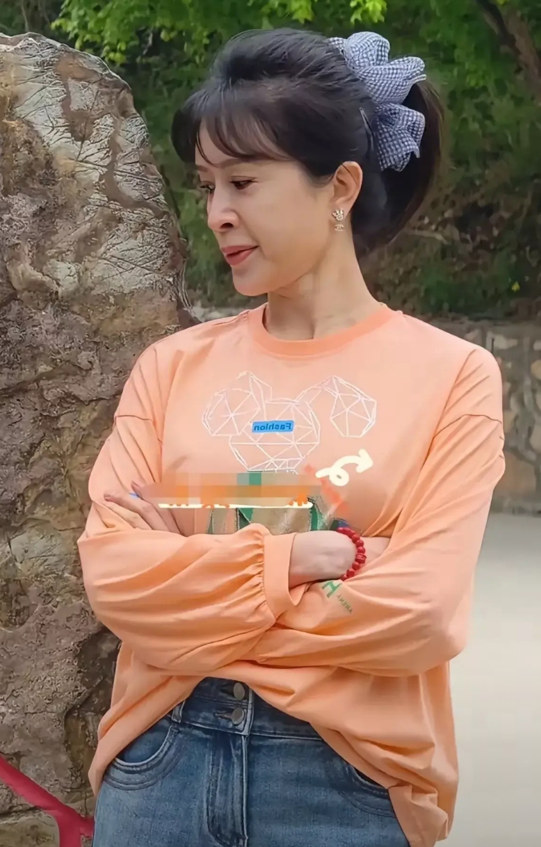 朋友出去玩偶遇明星说这是金巧巧
我的妈呀！
这是吗？好像她不长这样啊？
我不确定