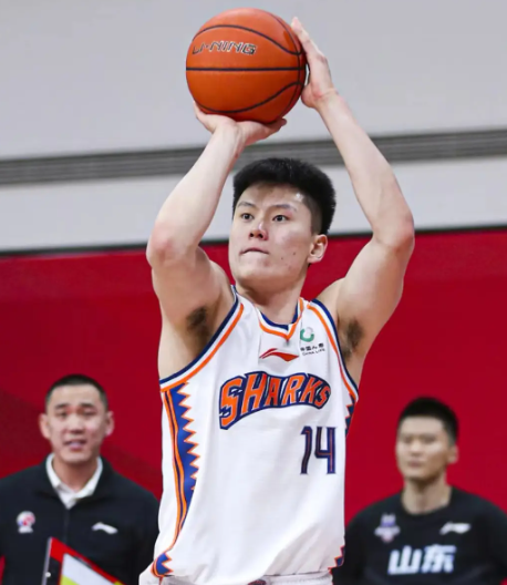 李春江是否重回上海男篮？篮球界的悬念与期待

在CBA的赛场上，李春江的名字始终