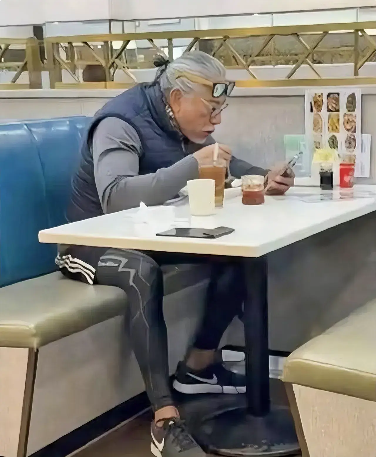 62岁乌鸦哥，在茶餐厅吃早餐，一身健身装束，看着样子是刚运动完，饮料加了冰，财务