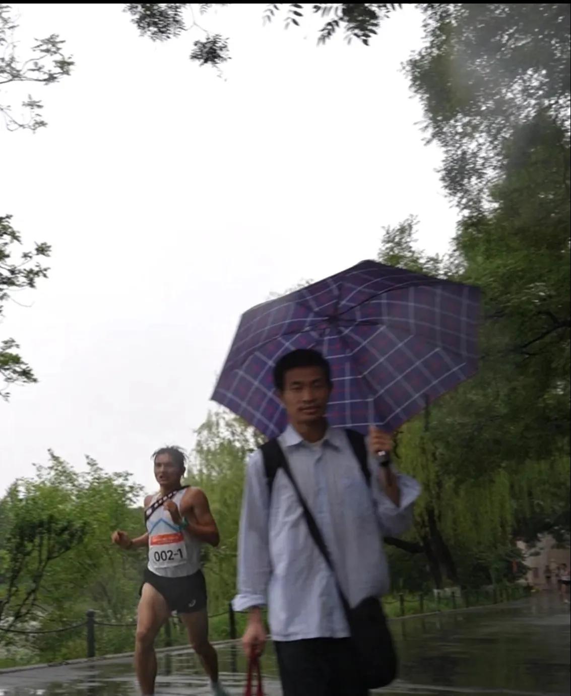 韦神的时代照片被人拍到了！
准确来说，这是一个视频。它的诞生是偶然的，但意义非凡
