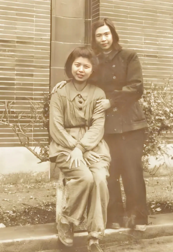 贺子珍回国后，与好友的一张合影

1947 年于哈尔滨，贺子珍回国后与友人留下珍