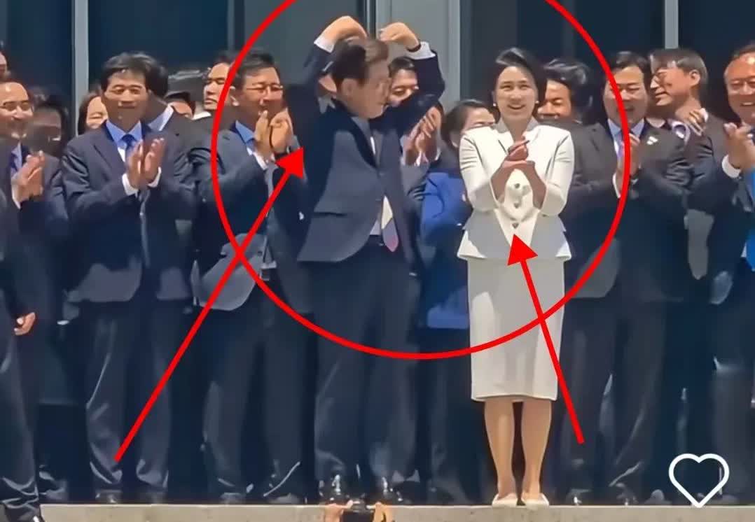 不愧是夫妻，
李在明和金惠景真的心有灵犀！

万万没想到，颜值在线的金惠景