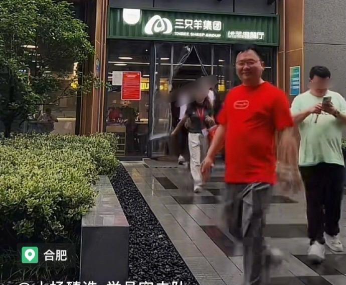 有网友在三只羊食堂吃饭，偶遇了创始人卢文庆，和学员笑着打了招呼后离去，其实卢总私
