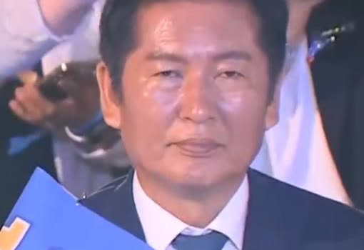 【韩执政党新党首郑清来曾火烧美国大使官邸】据韩联社8月2日报道，四届国会议员郑清