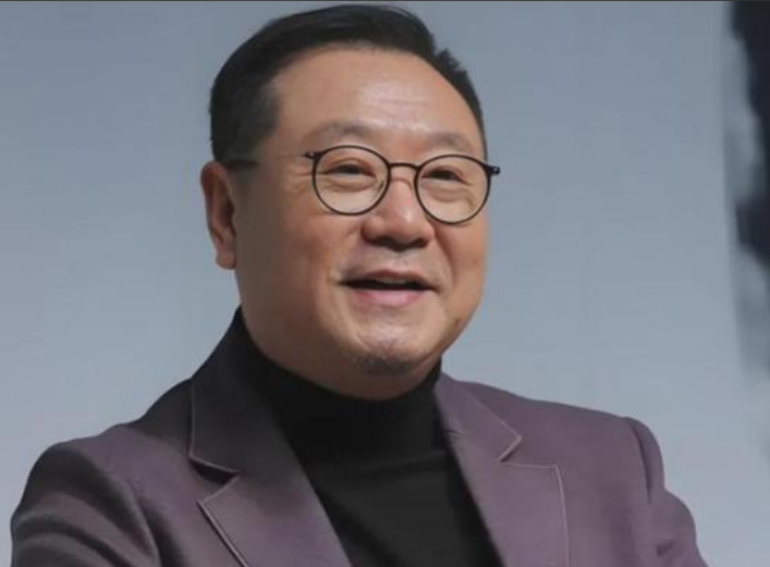 1988年，范伟和一个小护士去相亲，女方一言不发，筷子一下也没动，范伟一看又黄了