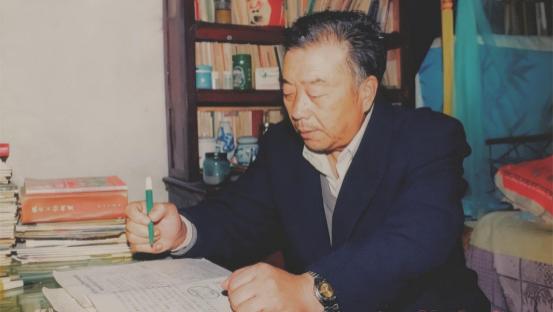 耿直：笔墨铸史志丹心照嵩山