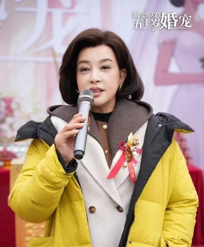 刘晓庆确实到岁数了，每天要背十几页台词，五天拍完几十集戏。刘晓庆这次拍短剧比较吃