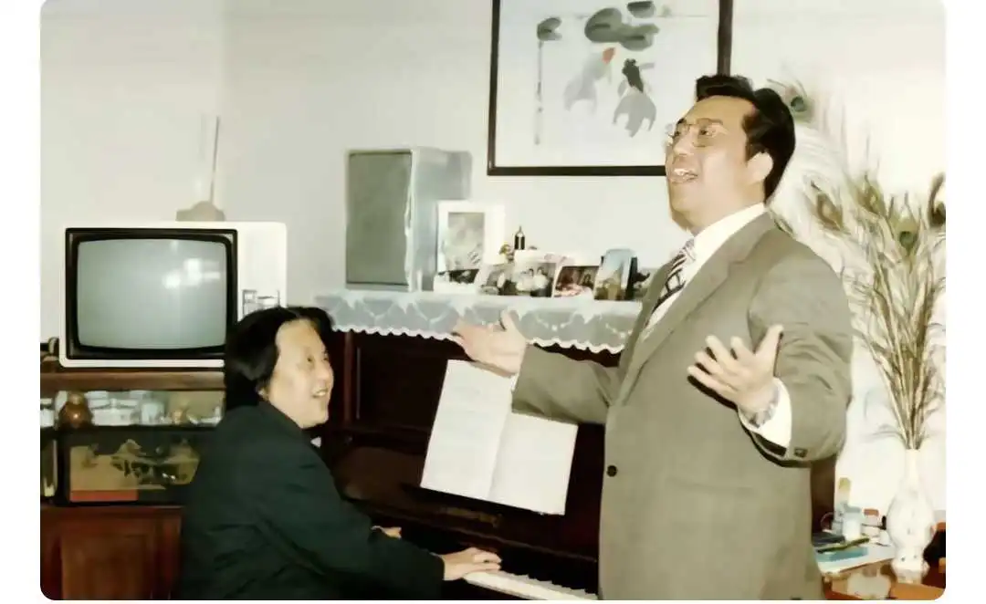 1983年，李双江去恩师喻宜萱教授家练唱
