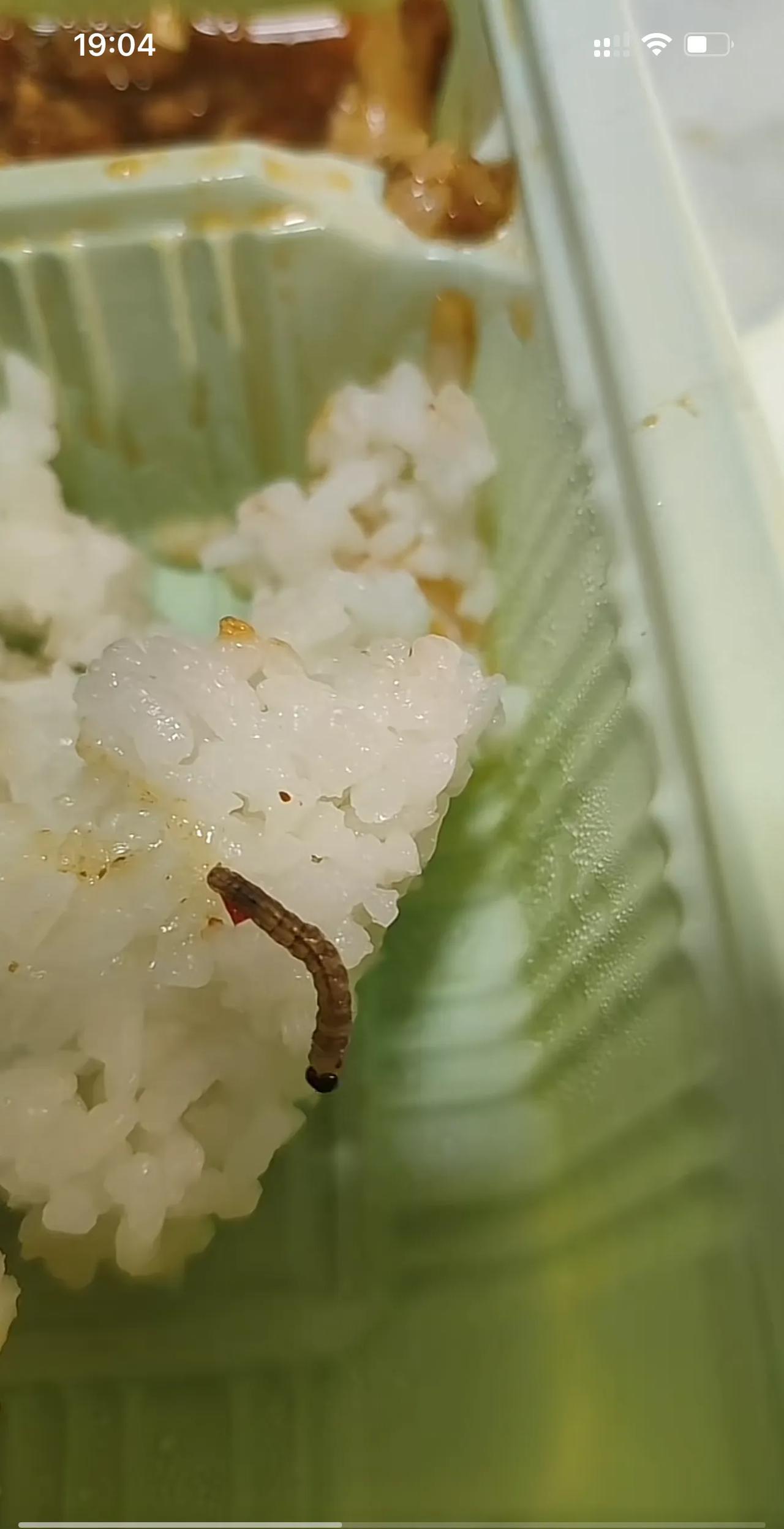 昨天路过烟厂附近，看见吵架两个学生模样的女孩子在哭……原来租房子交了定金没相中房