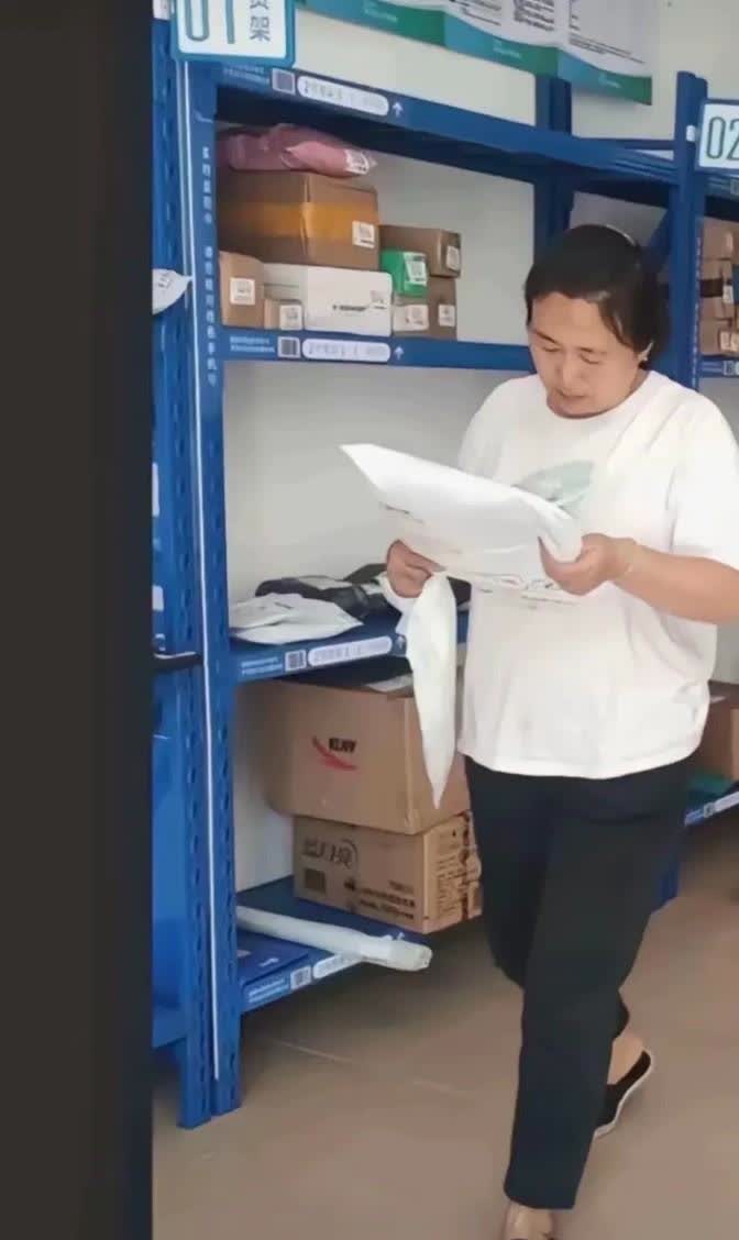 讲真，与其支持谢岳做直播卖货，还不如帮衬浩男他妈妈。谢岳他爸不是一般的有钱，听说