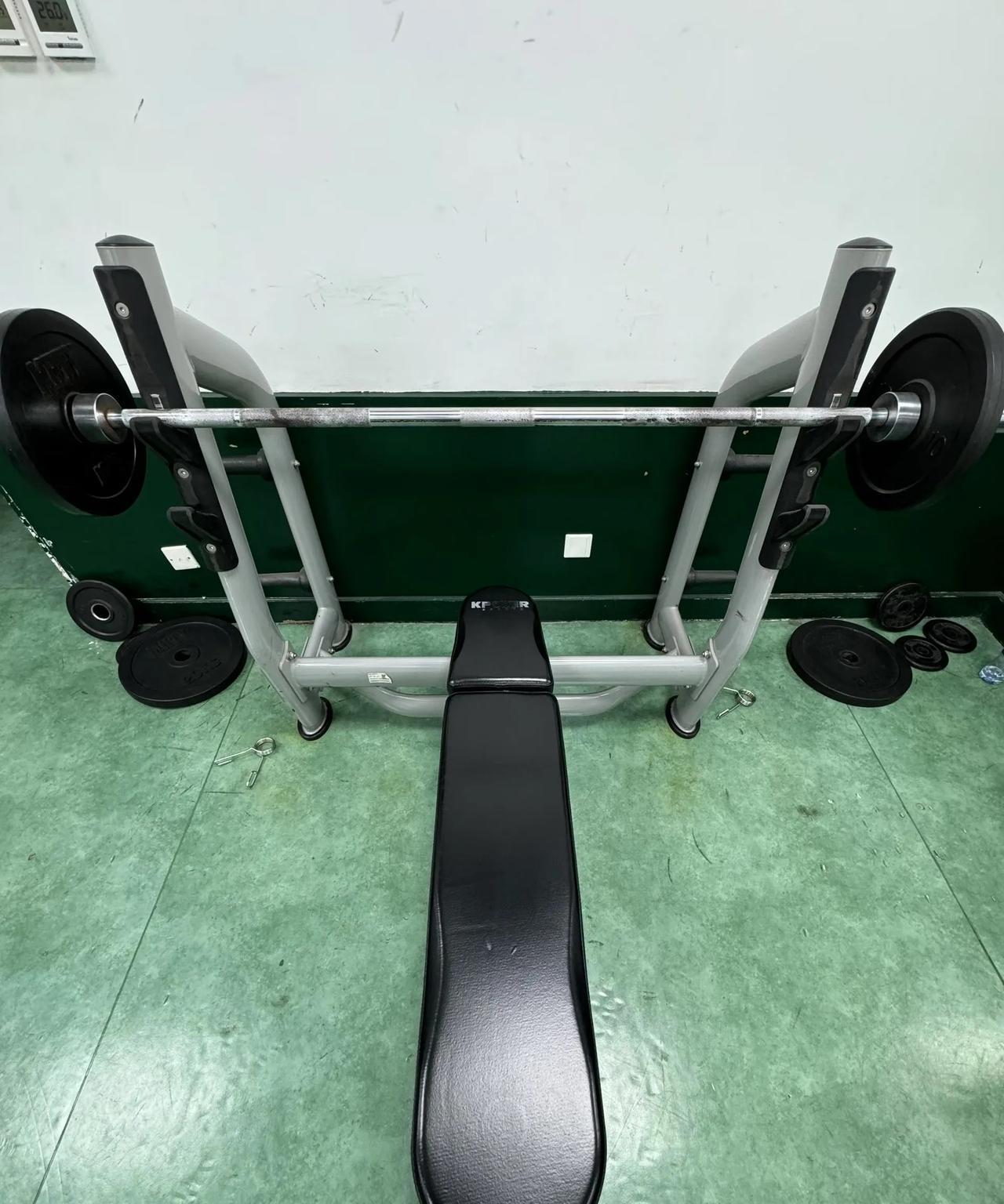 今天去健身房
推了几组，就感觉背后肌肉群紧的不行……
我暗喜“也太有效果了”
后