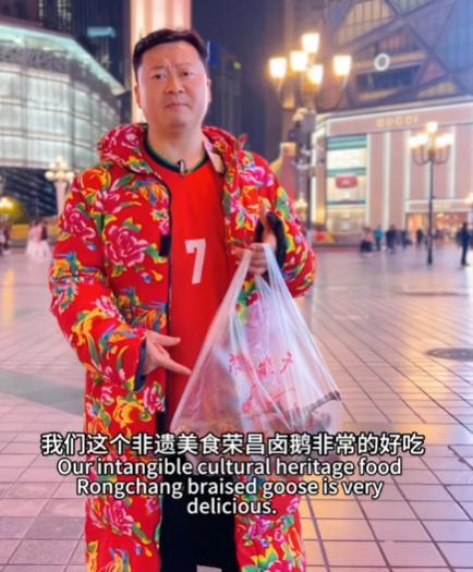 想过卤鹅哥是为了流量、为了带货、为了挣钱。
但没想到他跟了甲亢哥跑了几座城市，竟