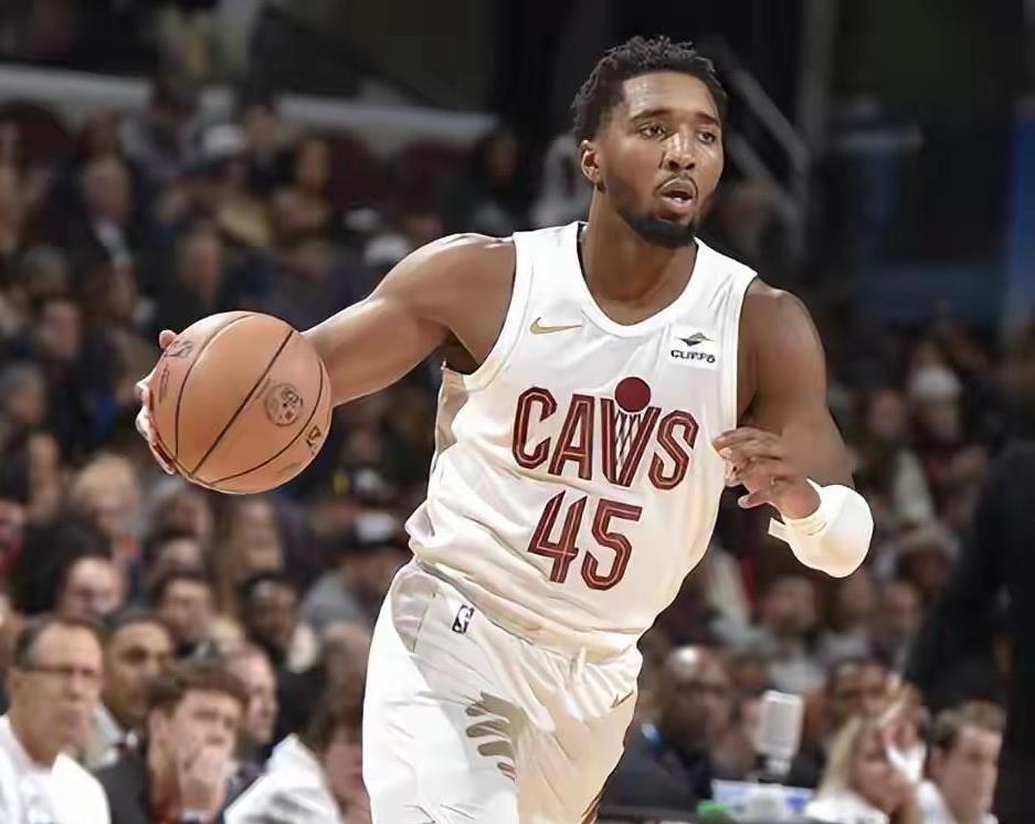 火箭最好方案是用范乔丹谢泼德交换米切尔
随着安芬尼-史密斯复出，火箭队总算有个正