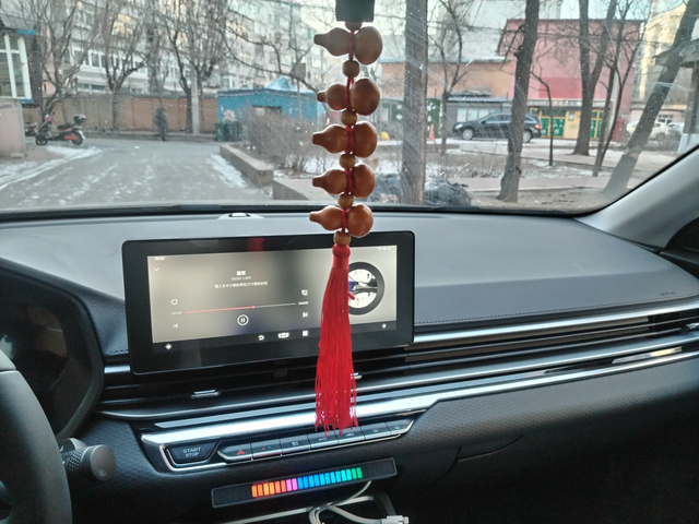 帝豪提车后的改造价格
RGB灯，17.8  .后备箱隔板16.9.磁吸支架9.8