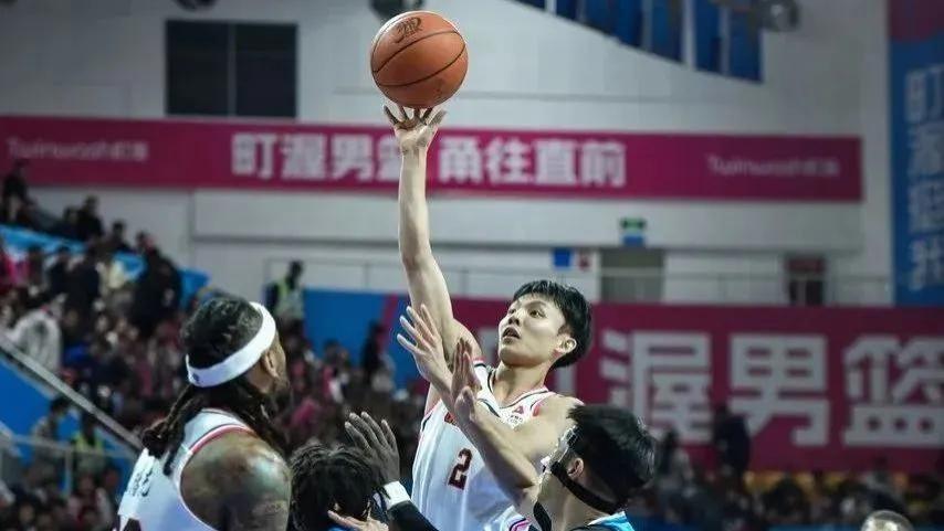 广东男篮：本土双枪闪耀，季后赛征程仍步履维艰？