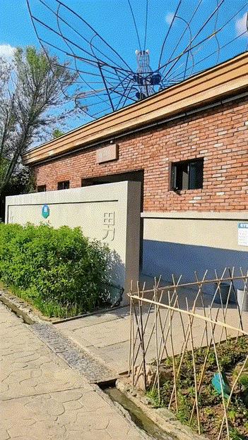 带图书馆的厕所 or 带厕所的图书馆。