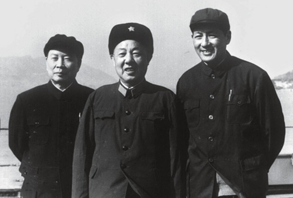 1976年，中央派三人前往上海，稳控局势。他们是开国上将苏振华，担任上海市委第一